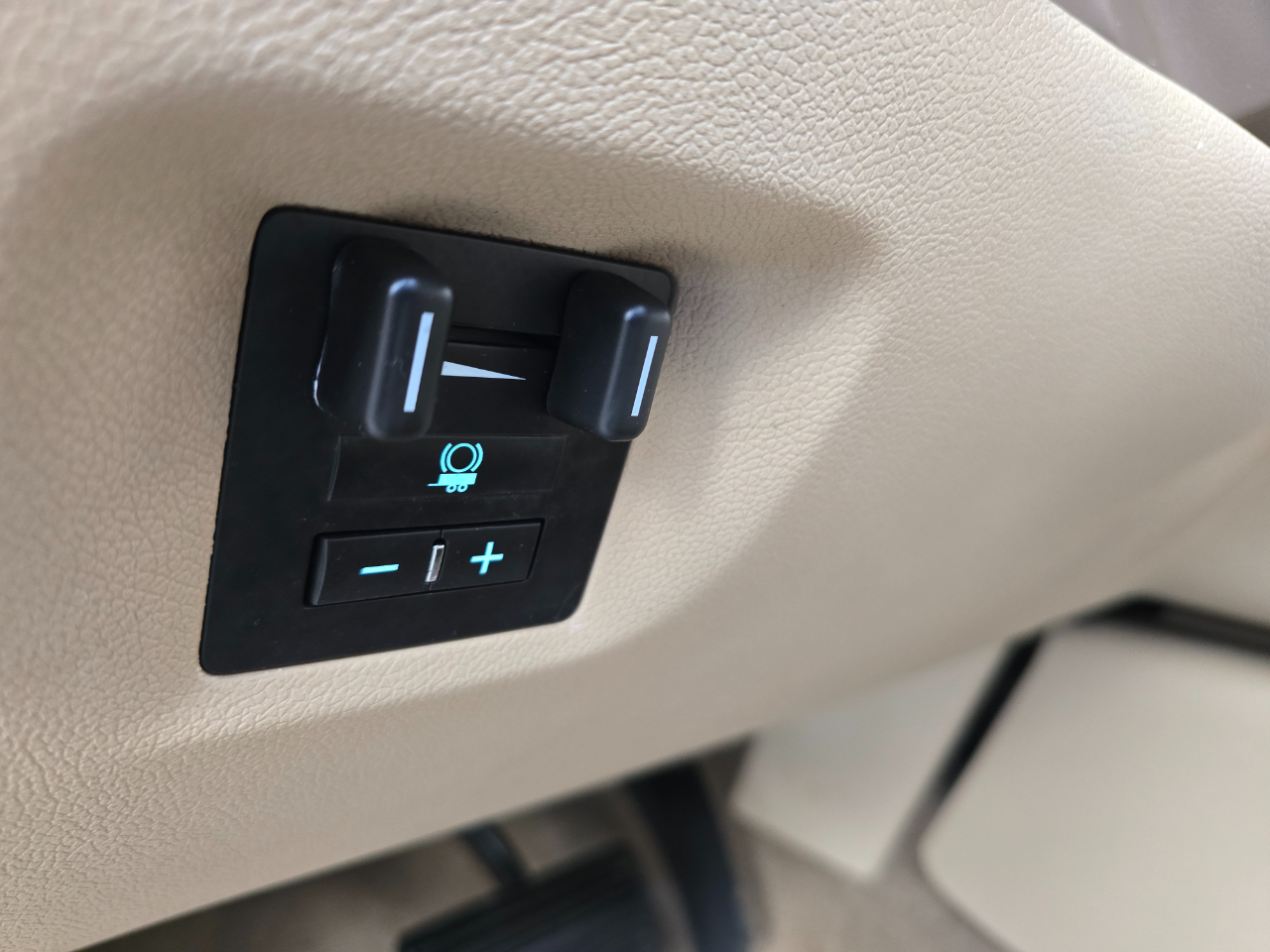 Chevrolet Avalanche 4WD Crew Cab LTZ 2013