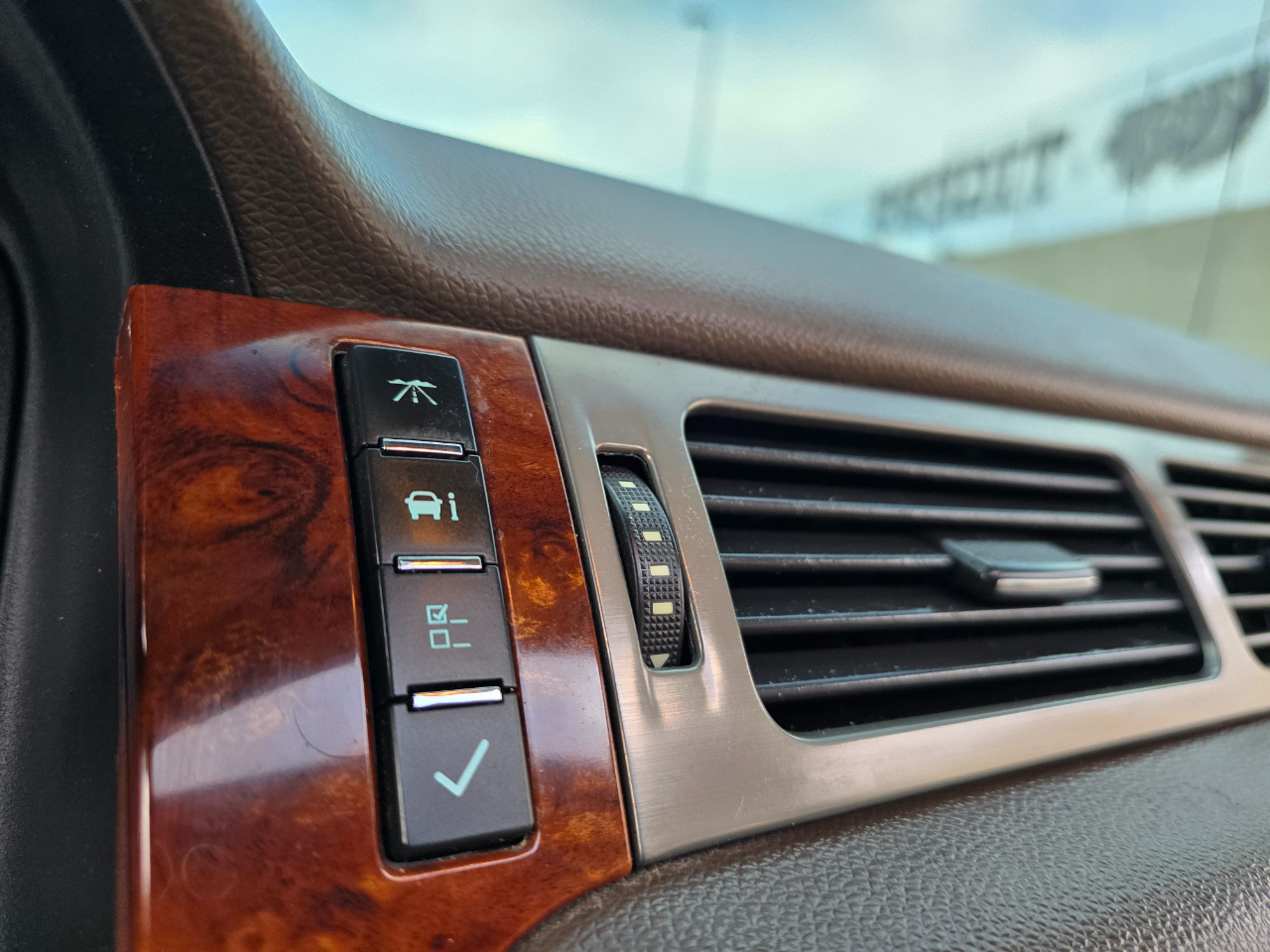 Chevrolet Avalanche 4WD Crew Cab LTZ 2013