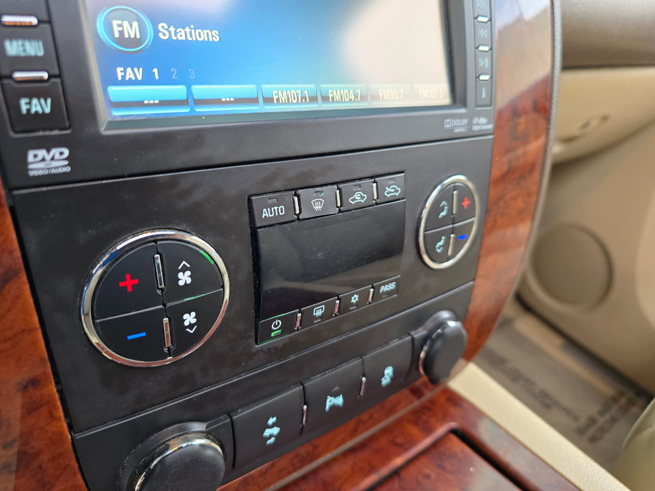 Chevrolet Avalanche 4WD Crew Cab LTZ 2013