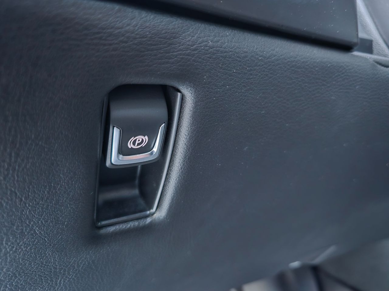 Cadillac Escalade ESV 4WD 4dr Premium 2015