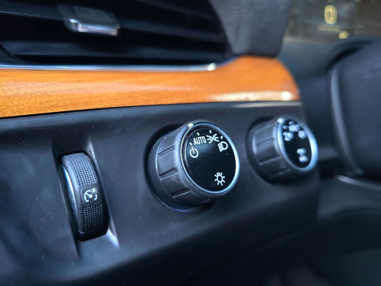 Cadillac Escalade ESV 4WD 4dr Premium 2015