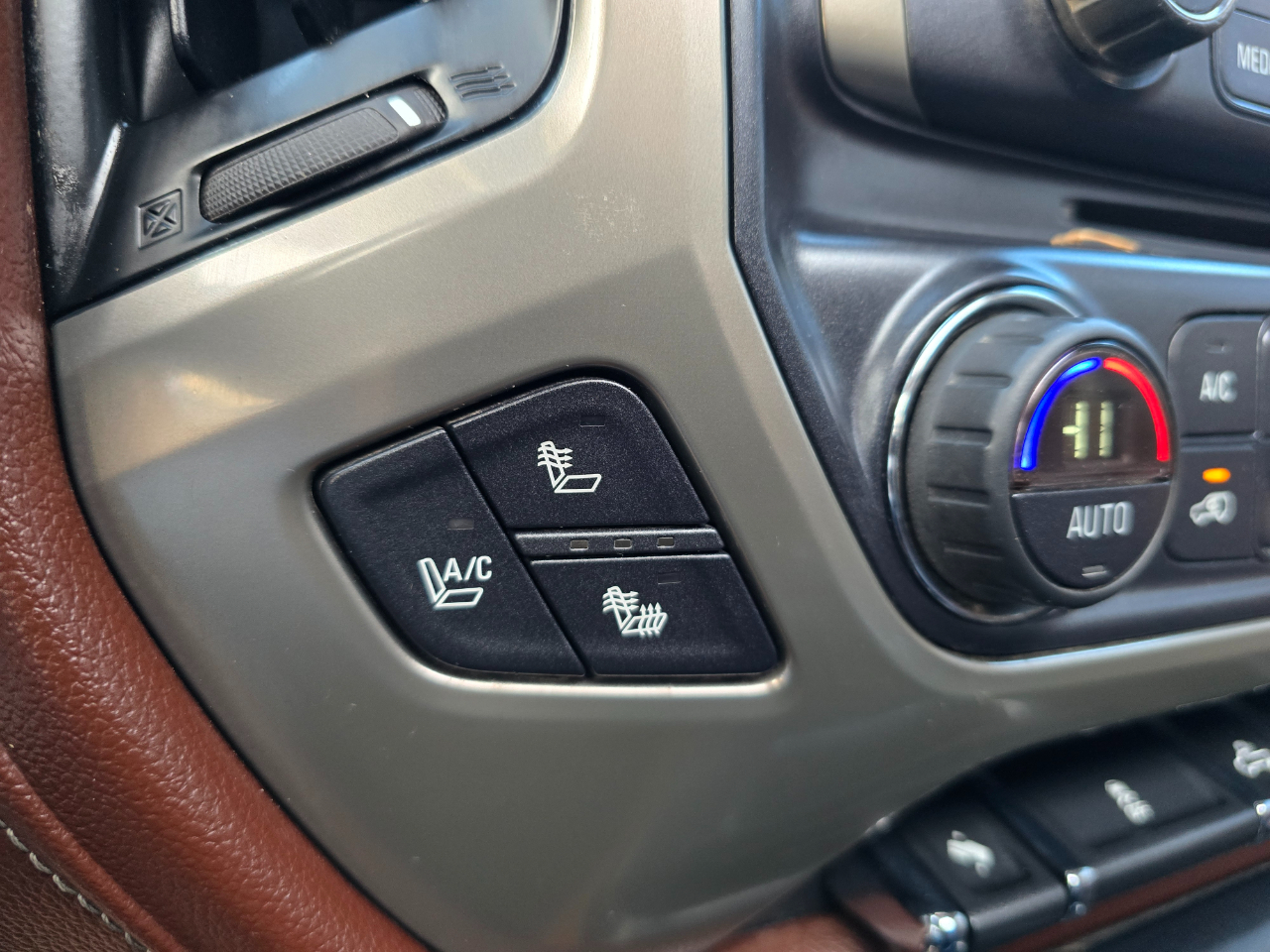 Chevrolet Silverado 1500 4WD Crew Cab 143.5" High Country 2014