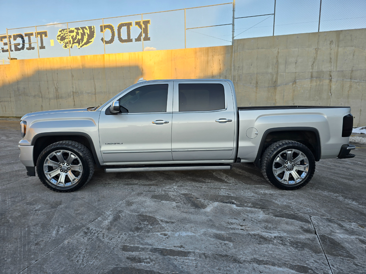 GMC Sierra 1500 4WD Crew Cab 143.5" Denali 2018