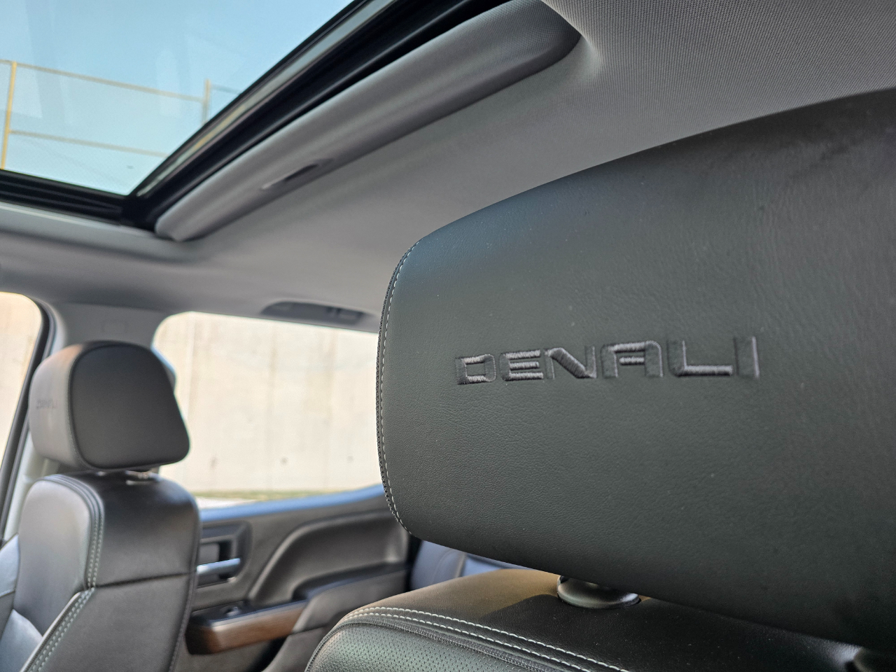 GMC Sierra 1500 4WD Crew Cab 143.5" Denali 2018