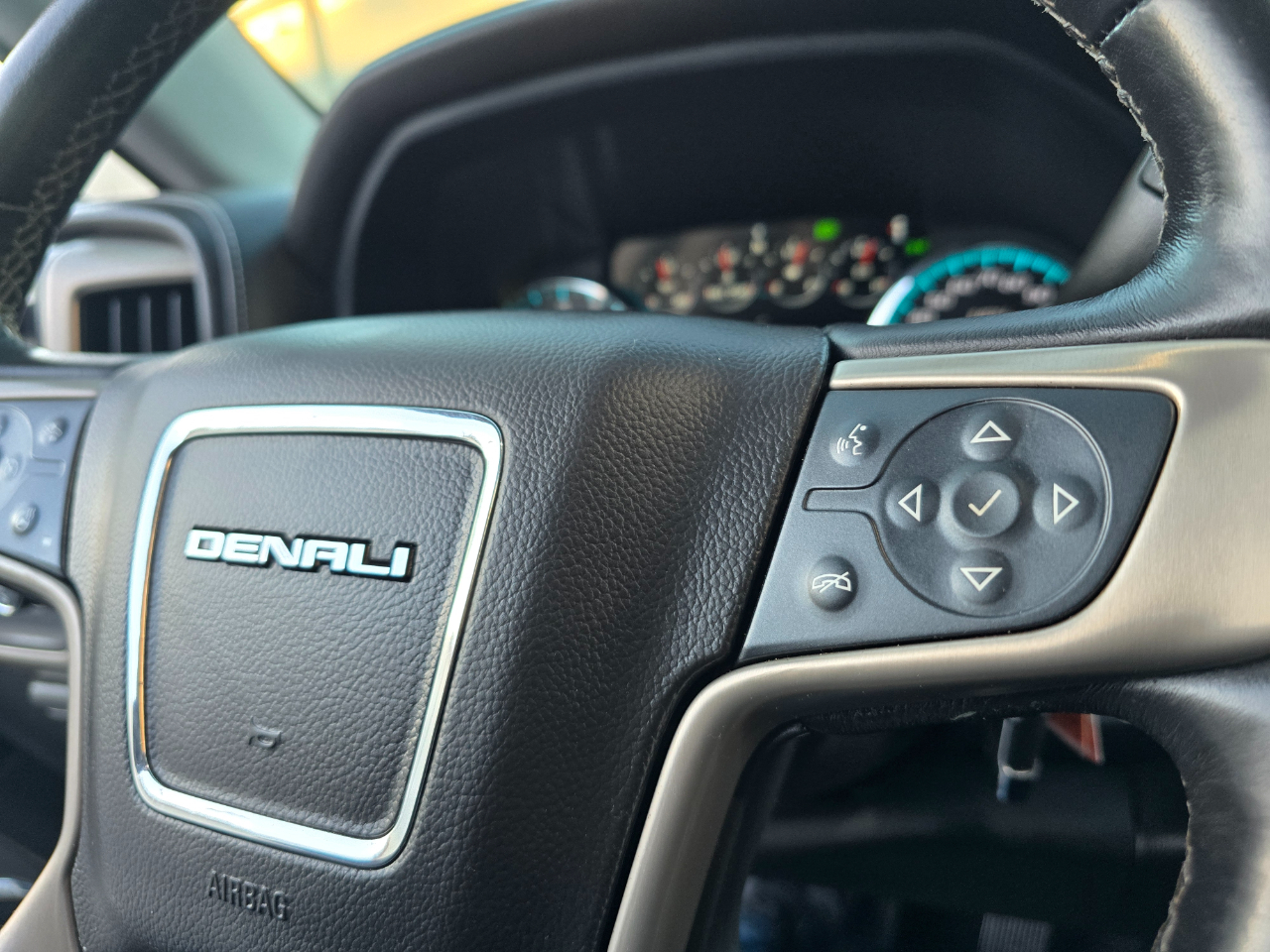 GMC Sierra 1500 4WD Crew Cab 143.5" Denali 2018