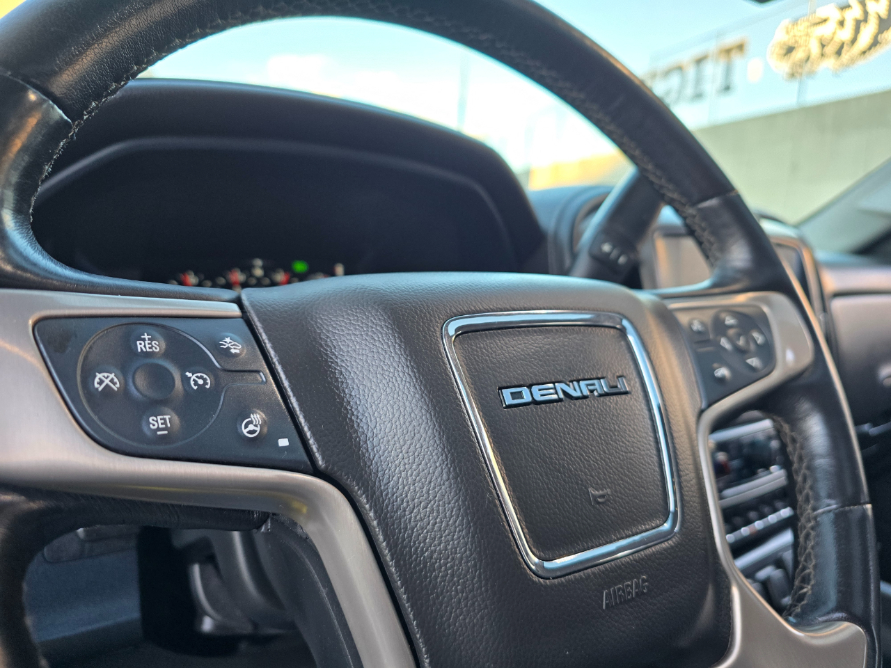GMC Sierra 1500 4WD Crew Cab 143.5" Denali 2018