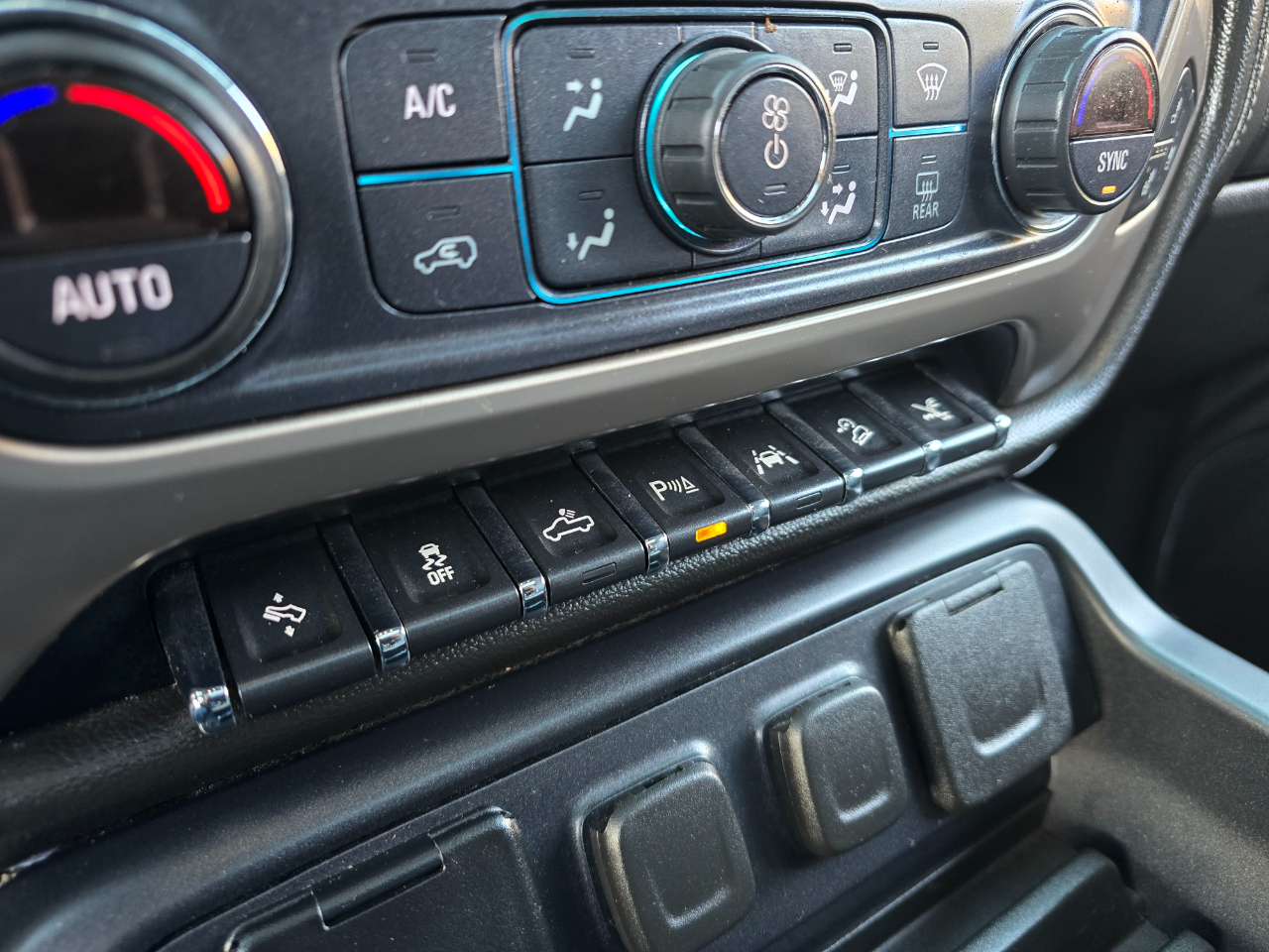 GMC Sierra 1500 4WD Crew Cab 143.5" Denali 2018