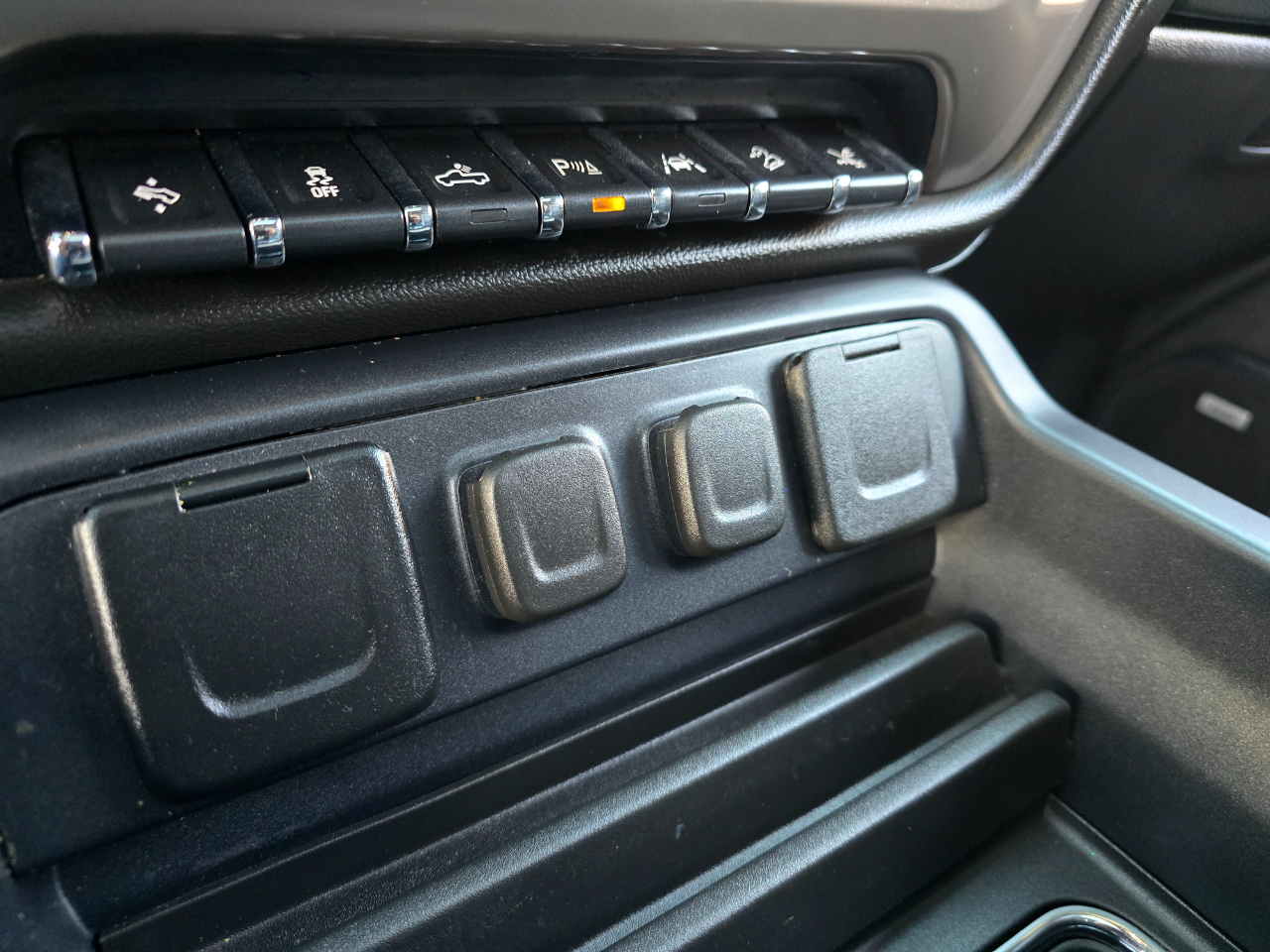 GMC Sierra 1500 4WD Crew Cab 143.5" Denali 2018