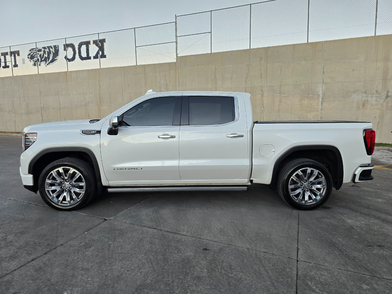 GMC Sierra 1500 4WD Crew Cab 147" Denali 2023