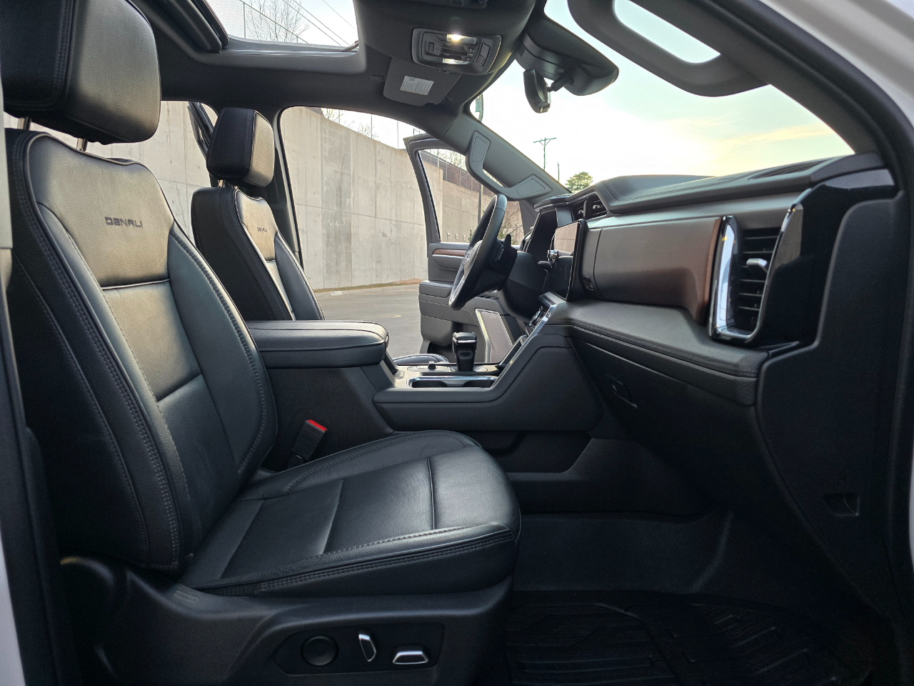 GMC Sierra 1500 4WD Crew Cab 147" Denali 2023