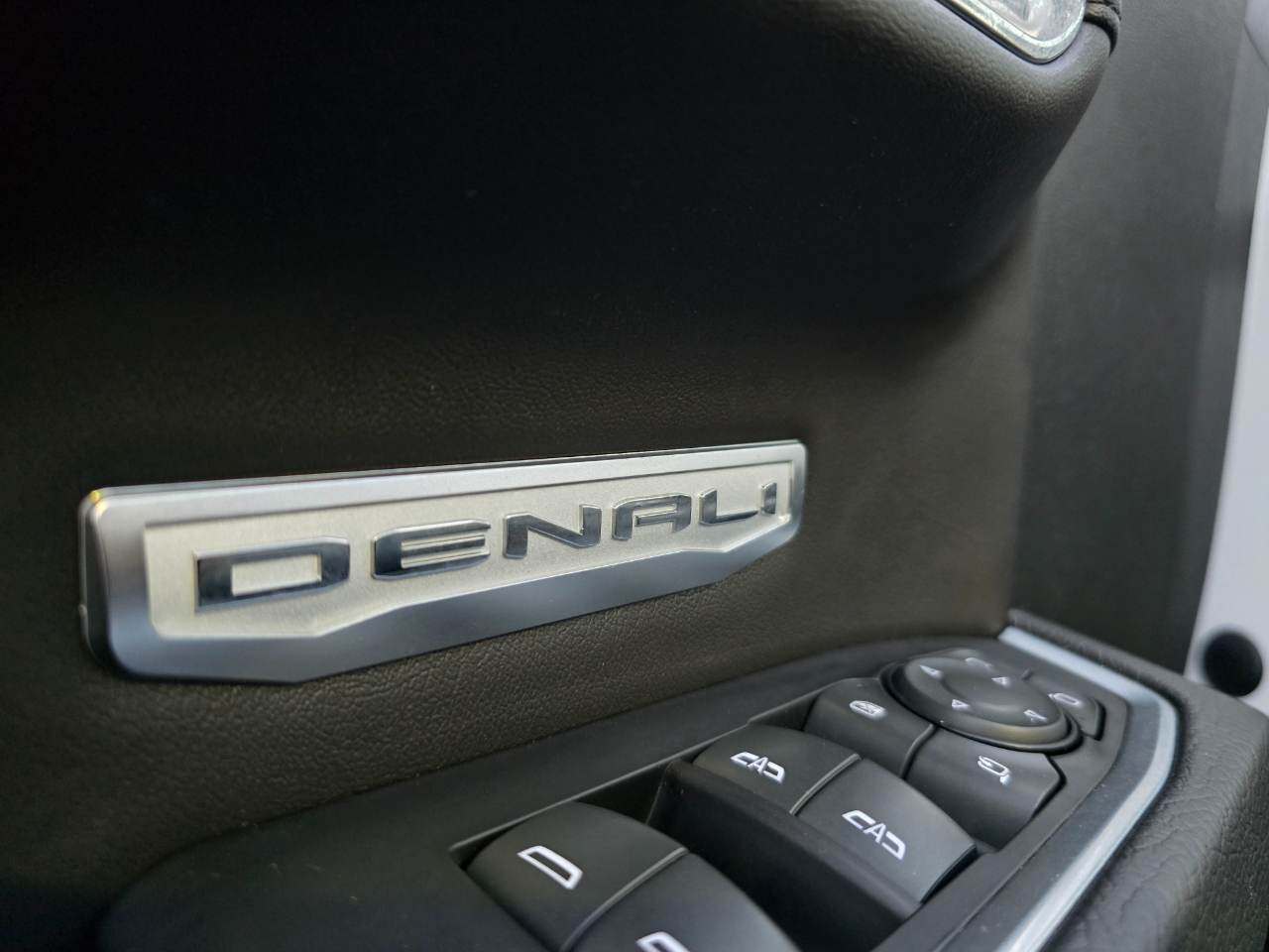 GMC Sierra 1500 4WD Crew Cab 147" Denali 2023