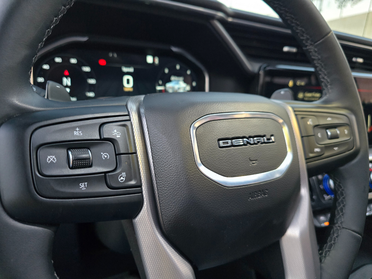 GMC Sierra 1500 4WD Crew Cab 147" Denali 2023