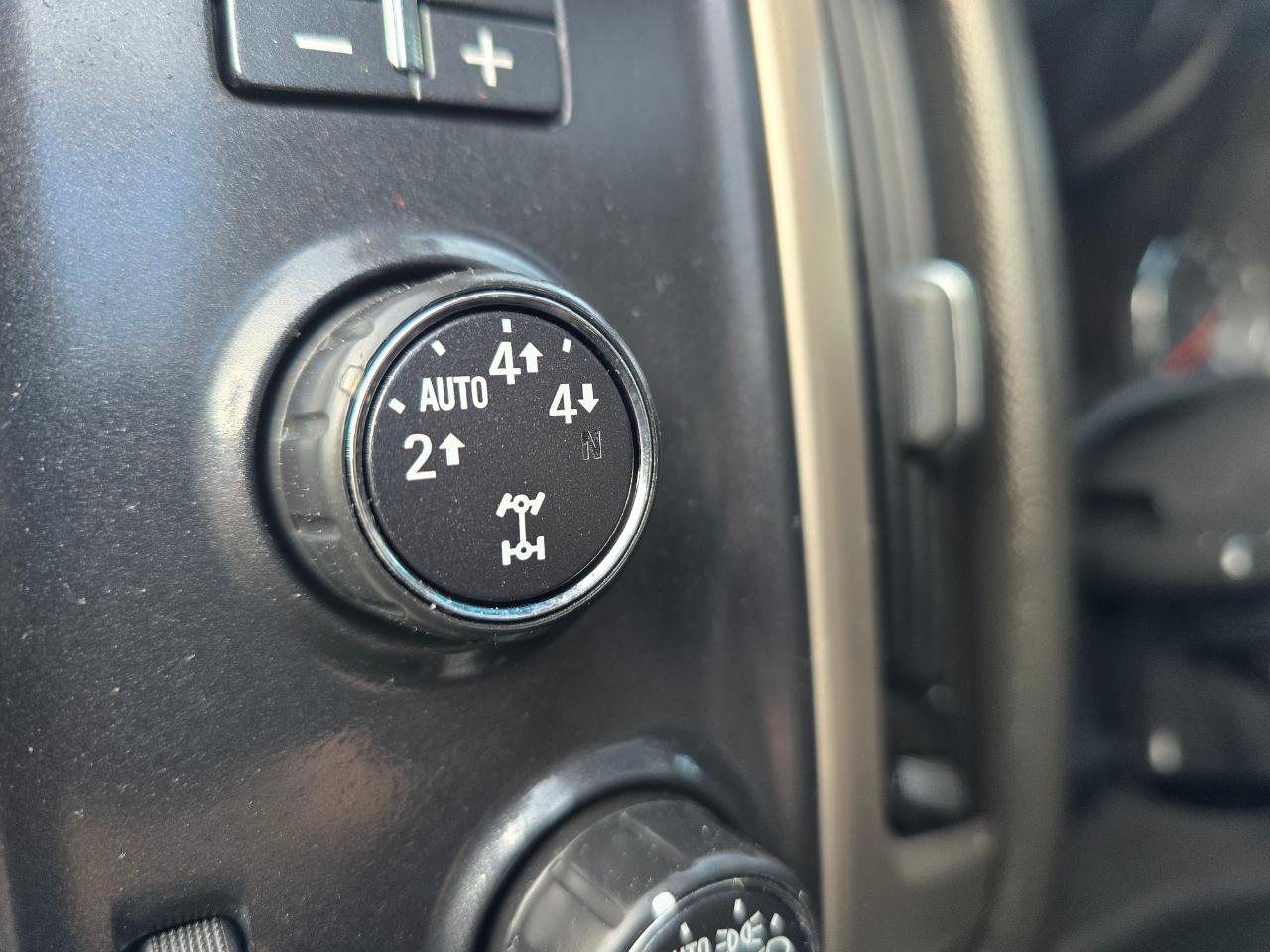 GMC Sierra 1500 4WD Crew Cab 143.5" Denali 2015