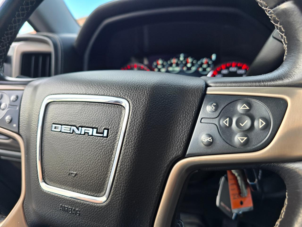 GMC Sierra 1500 4WD Crew Cab 143.5" Denali 2015