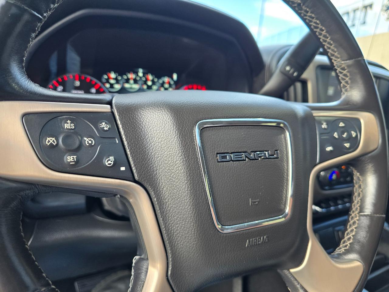 GMC Sierra 1500 4WD Crew Cab 143.5" Denali 2015