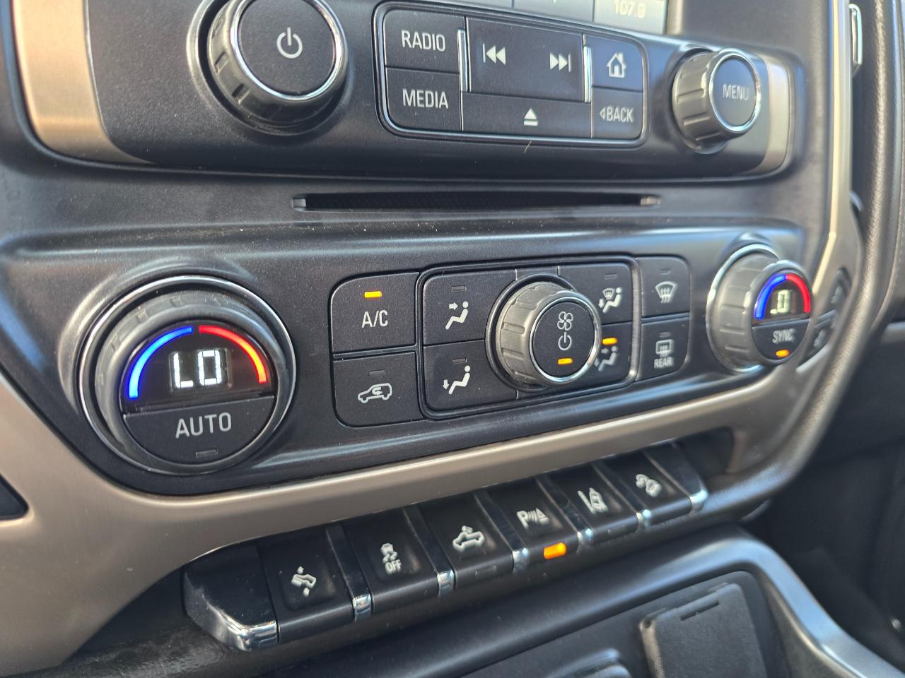 GMC Sierra 1500 4WD Crew Cab 143.5" Denali 2015