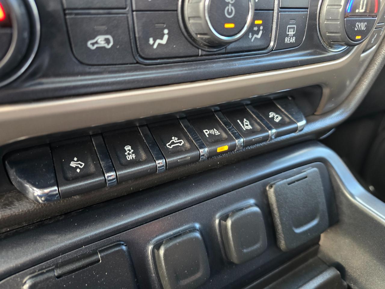 GMC Sierra 1500 4WD Crew Cab 143.5" Denali 2015