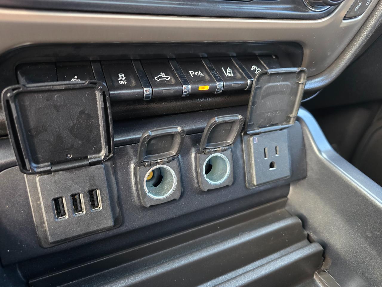 GMC Sierra 1500 4WD Crew Cab 143.5" Denali 2015