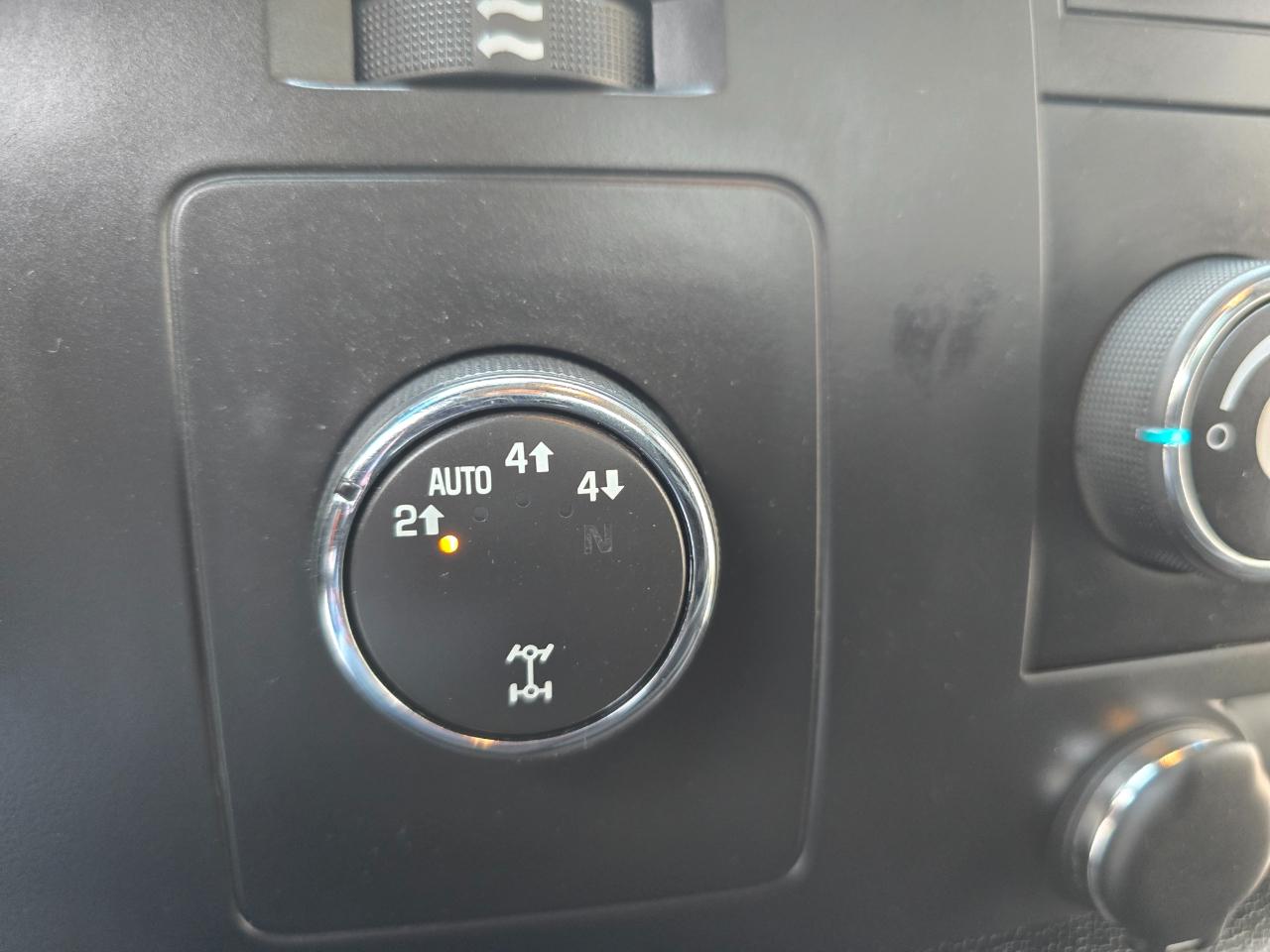 Chevrolet Silverado 1500 4WD Reg Cab 119.0" LT 2010