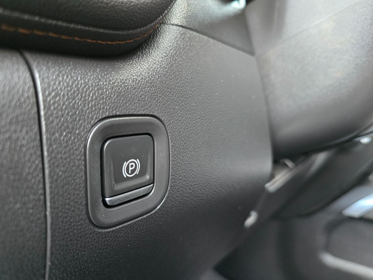 GMC Sierra 1500 4WD Crew Cab 147" AT4 2021