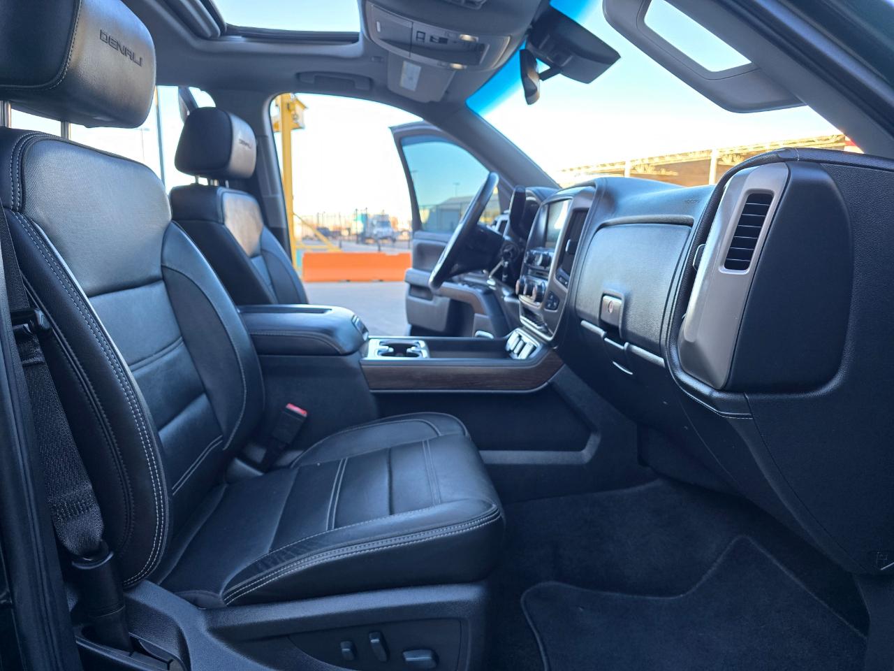 GMC Sierra 1500 4WD Crew Cab 143.5" Denali 2018