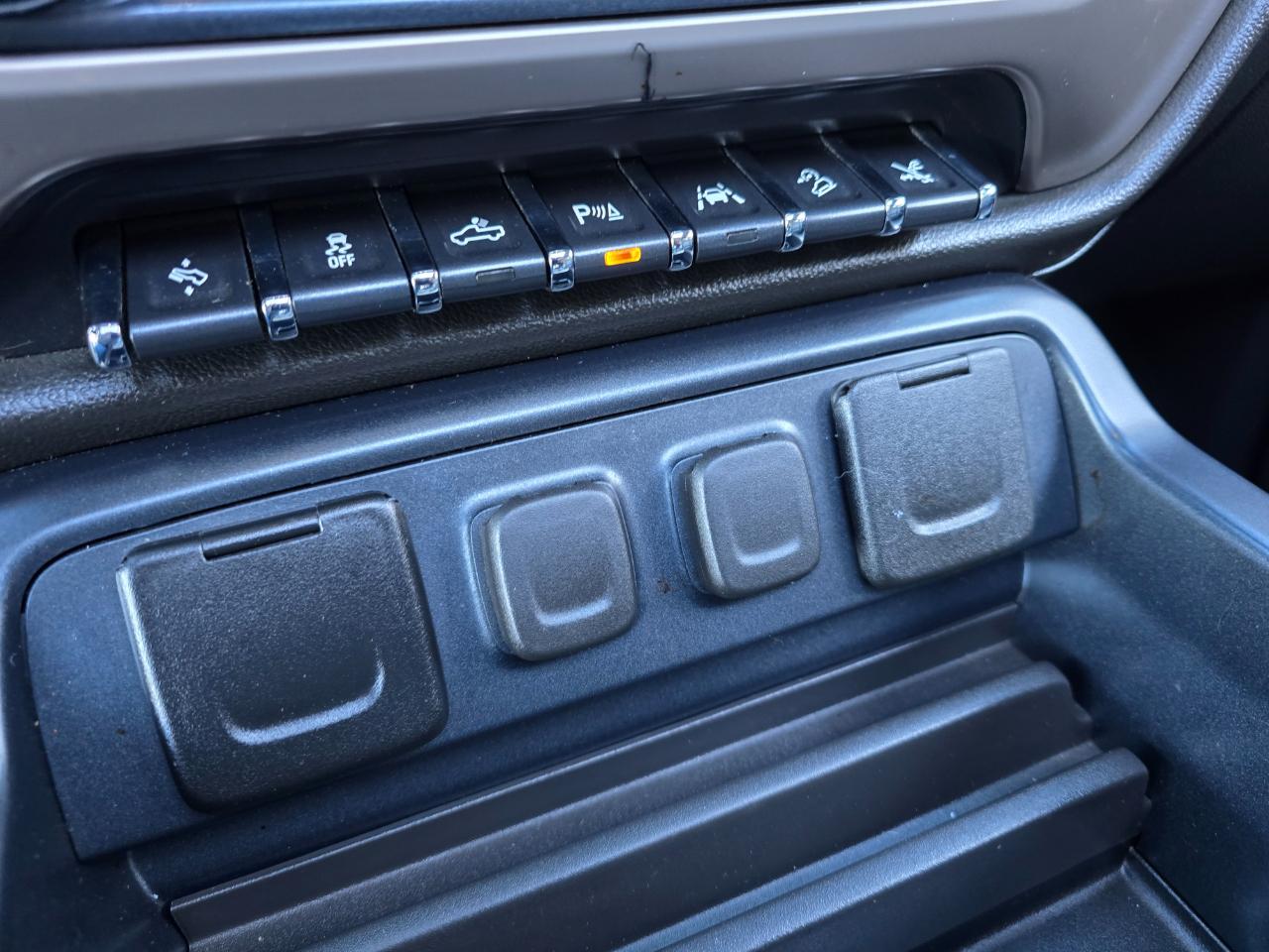 GMC Sierra 1500 4WD Crew Cab 143.5" Denali 2018