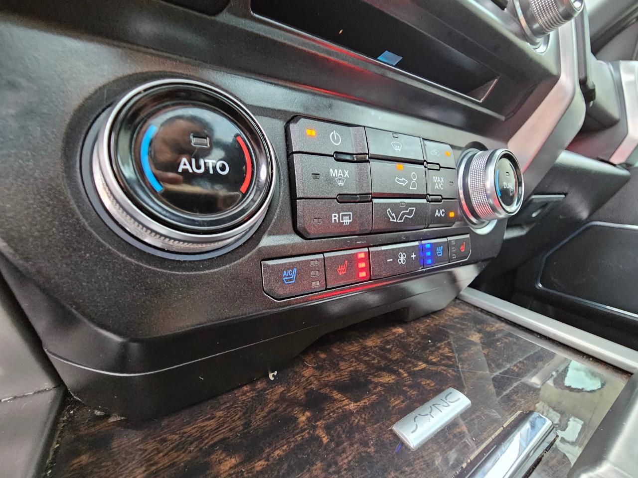 Ford F-150 4WD SuperCrew 145" Platinum 2015