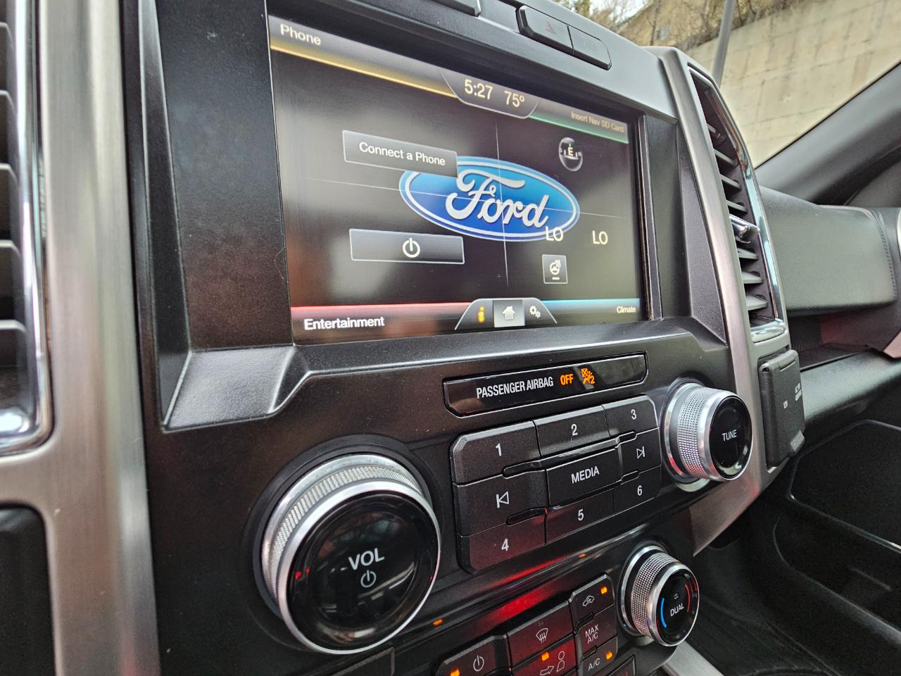 Ford F-150 4WD SuperCrew 145" Platinum 2015