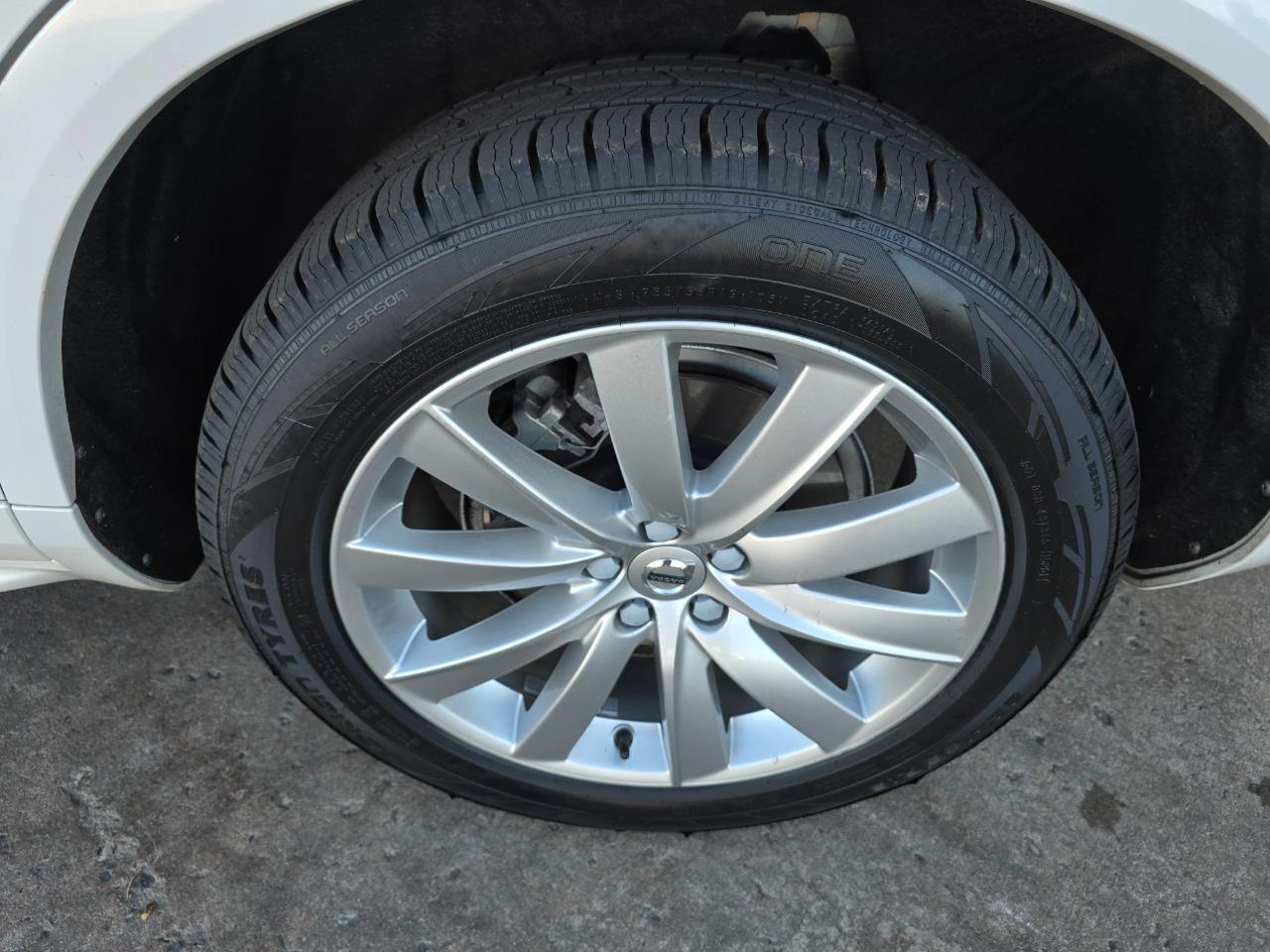 Volvo XC90 T6 AWD 7-Passenger Momentum 2018