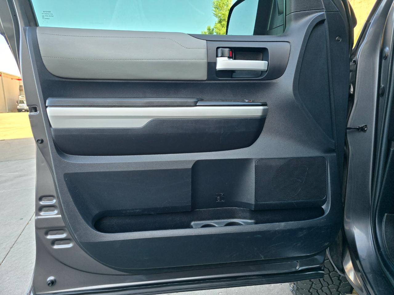 Toyota Tundra 4WD Truck CrewMax 5.7L FFV V8 6-Spd AT LTD (Natl) 2015