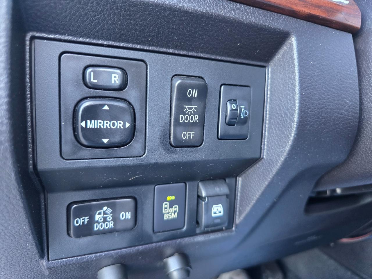 Toyota Tundra 4WD Truck CrewMax 5.7L FFV V8 6-Spd AT LTD (Natl) 2015