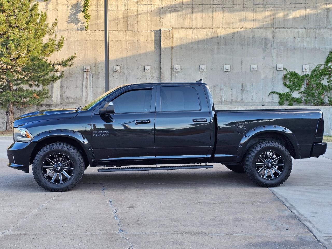 RAM 1500 Night 4x4 Crew Cab 6'4" Box *Ltd Avail* 2018