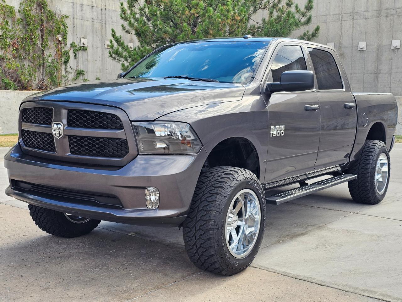 RAM 1500 4WD Crew Cab 140.5" Express 2015