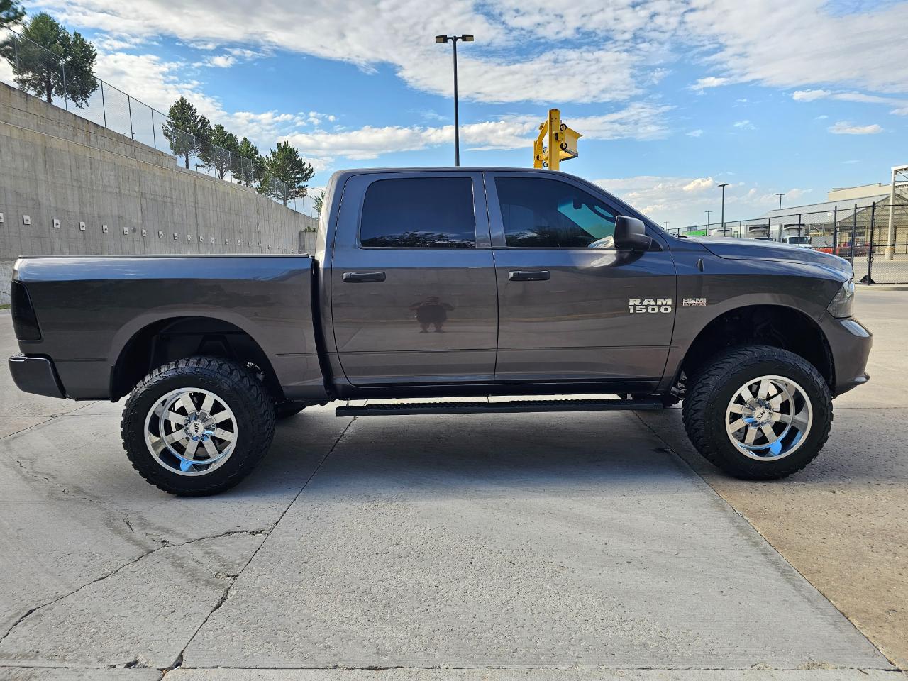 RAM 1500 4WD Crew Cab 140.5" Express 2015