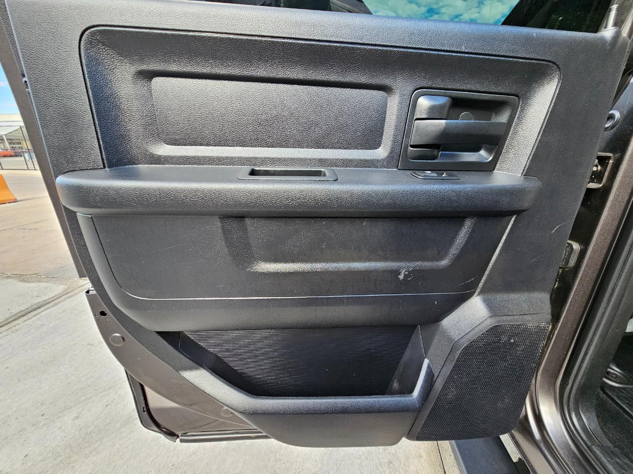 RAM 1500 4WD Crew Cab 140.5" Express 2015