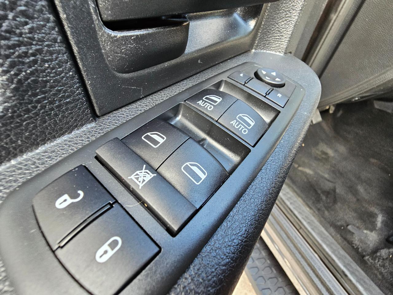 RAM 1500 4WD Crew Cab 140.5" Express 2015