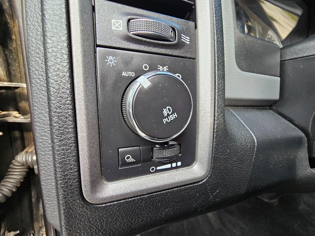 RAM 1500 4WD Crew Cab 140.5" Express 2015
