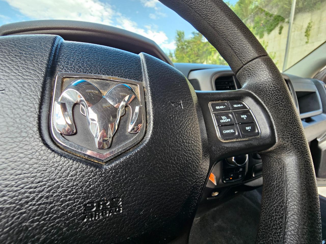 RAM 1500 4WD Crew Cab 140.5" Express 2015