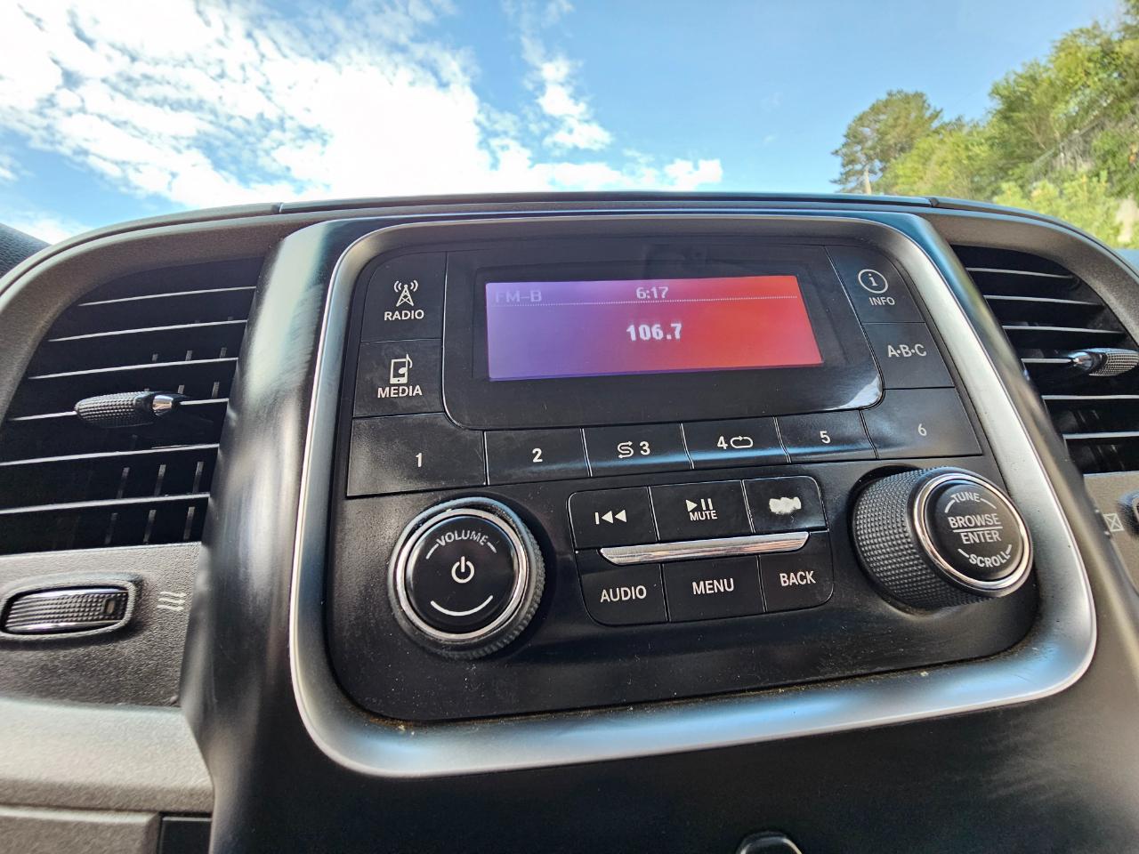 RAM 1500 4WD Crew Cab 140.5" Express 2015