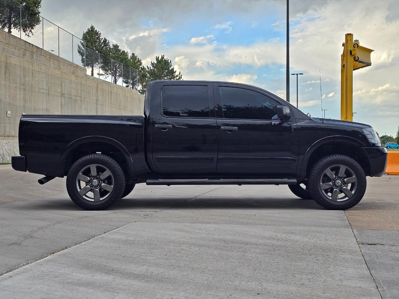 Nissan Titan 4WD Crew Cab SWB SV 2012