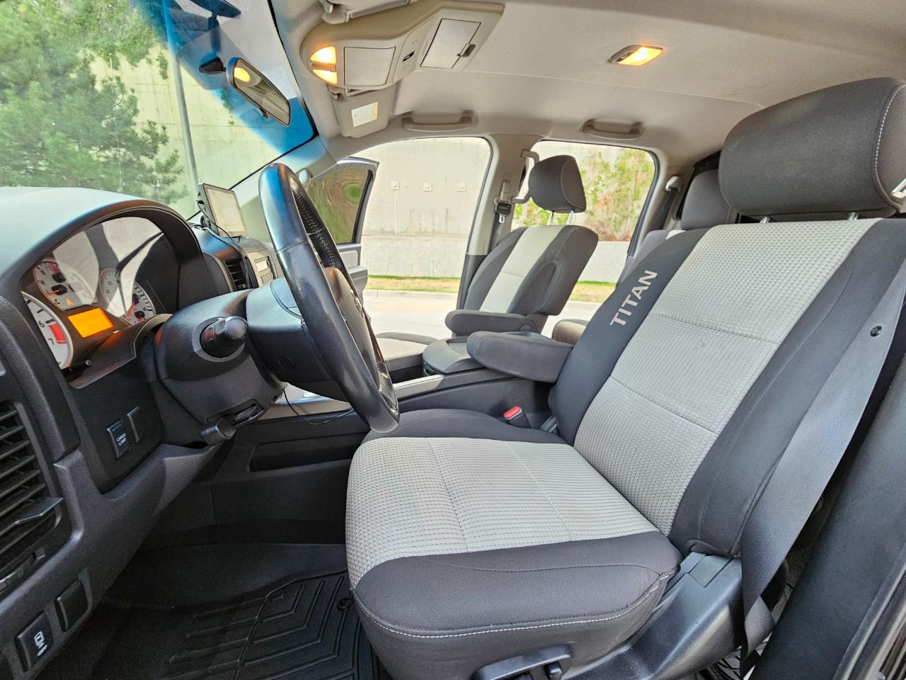 Nissan Titan 4WD Crew Cab SWB SV 2012
