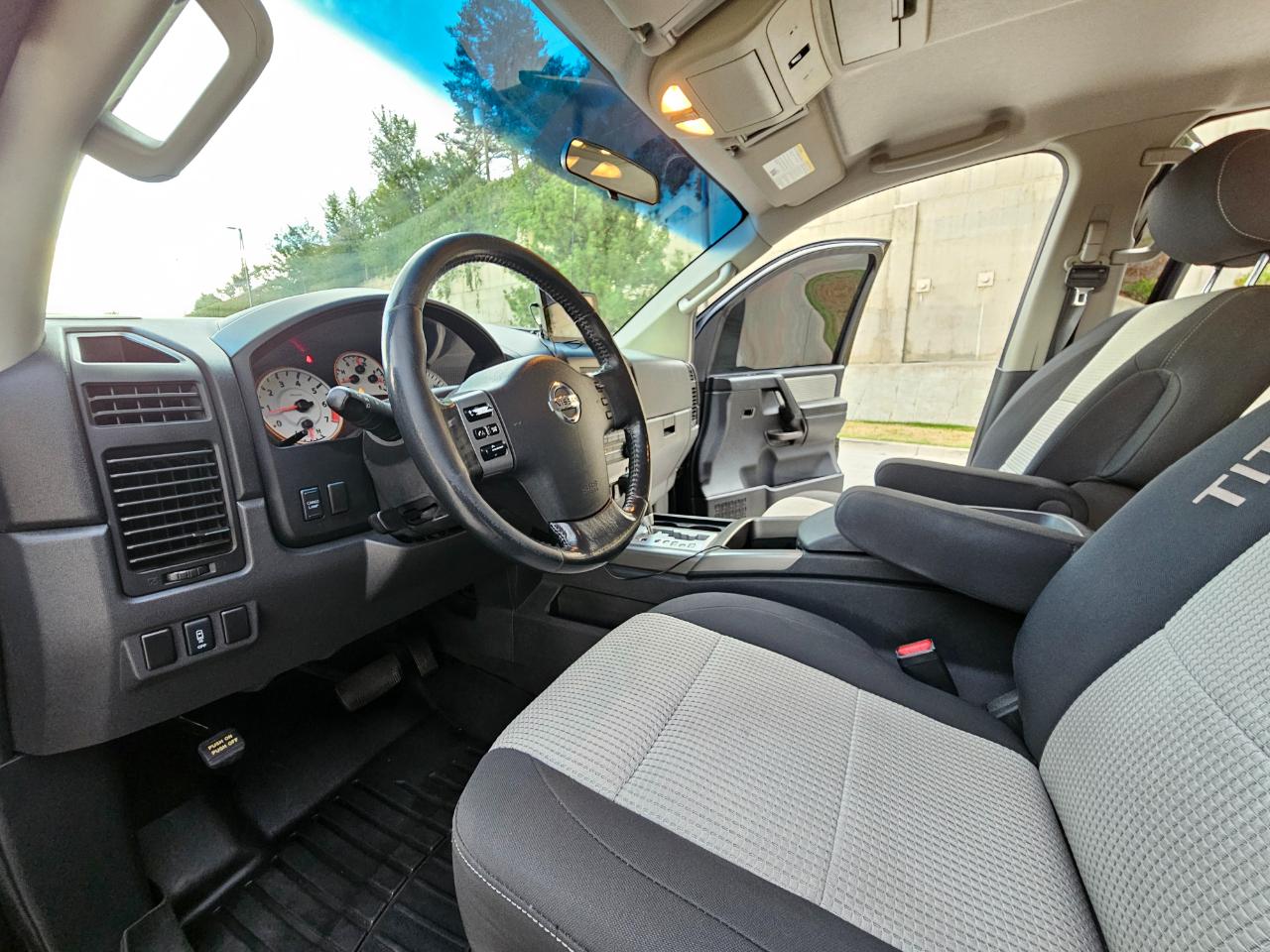 Nissan Titan 4WD Crew Cab SWB SV 2012