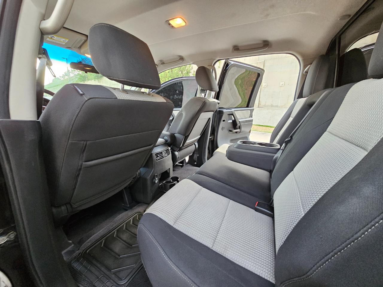 Nissan Titan 4WD Crew Cab SWB SV 2012