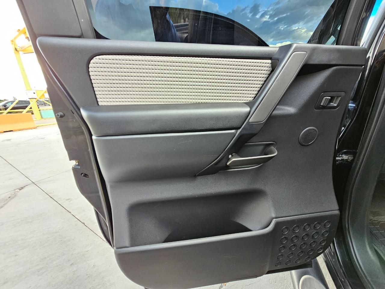 Nissan Titan 4WD Crew Cab SWB SV 2012