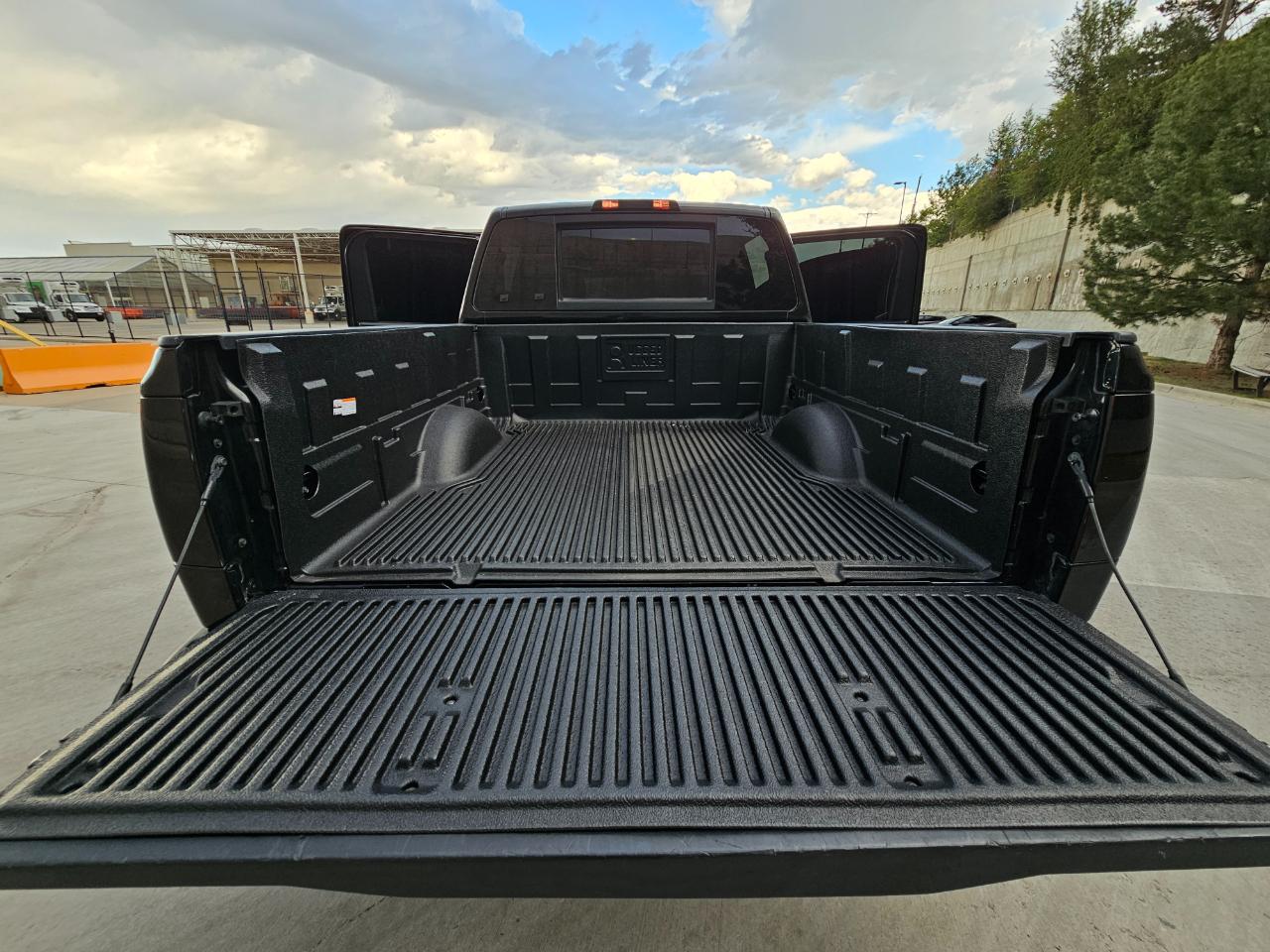 Nissan Titan 4WD Crew Cab SWB SV 2012