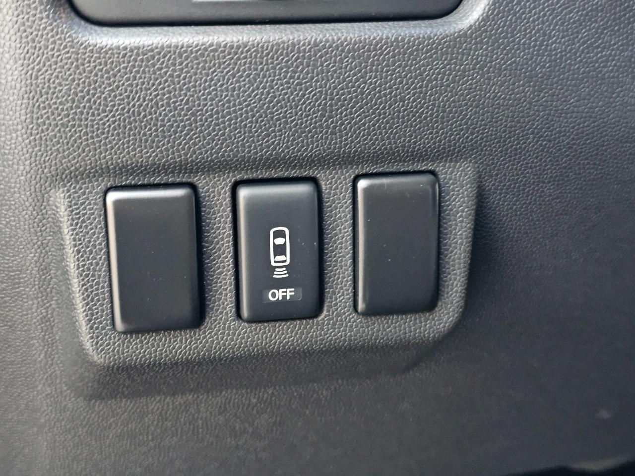 Nissan Titan 4WD Crew Cab SWB SV 2012