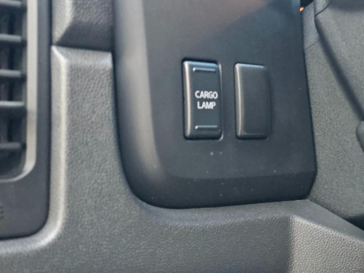 Nissan Titan 4WD Crew Cab SWB SV 2012