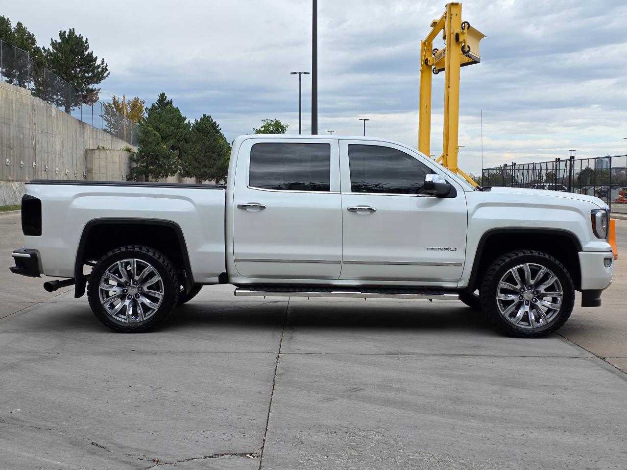GMC Sierra 1500 4WD Crew Cab 143.5" Denali 2017