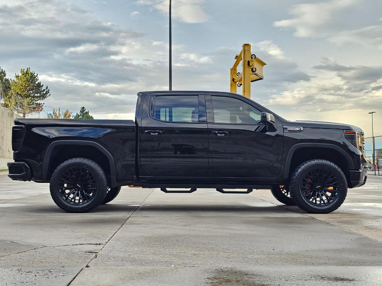 GMC Sierra 1500 4WD Crew Cab 147" AT4 2024