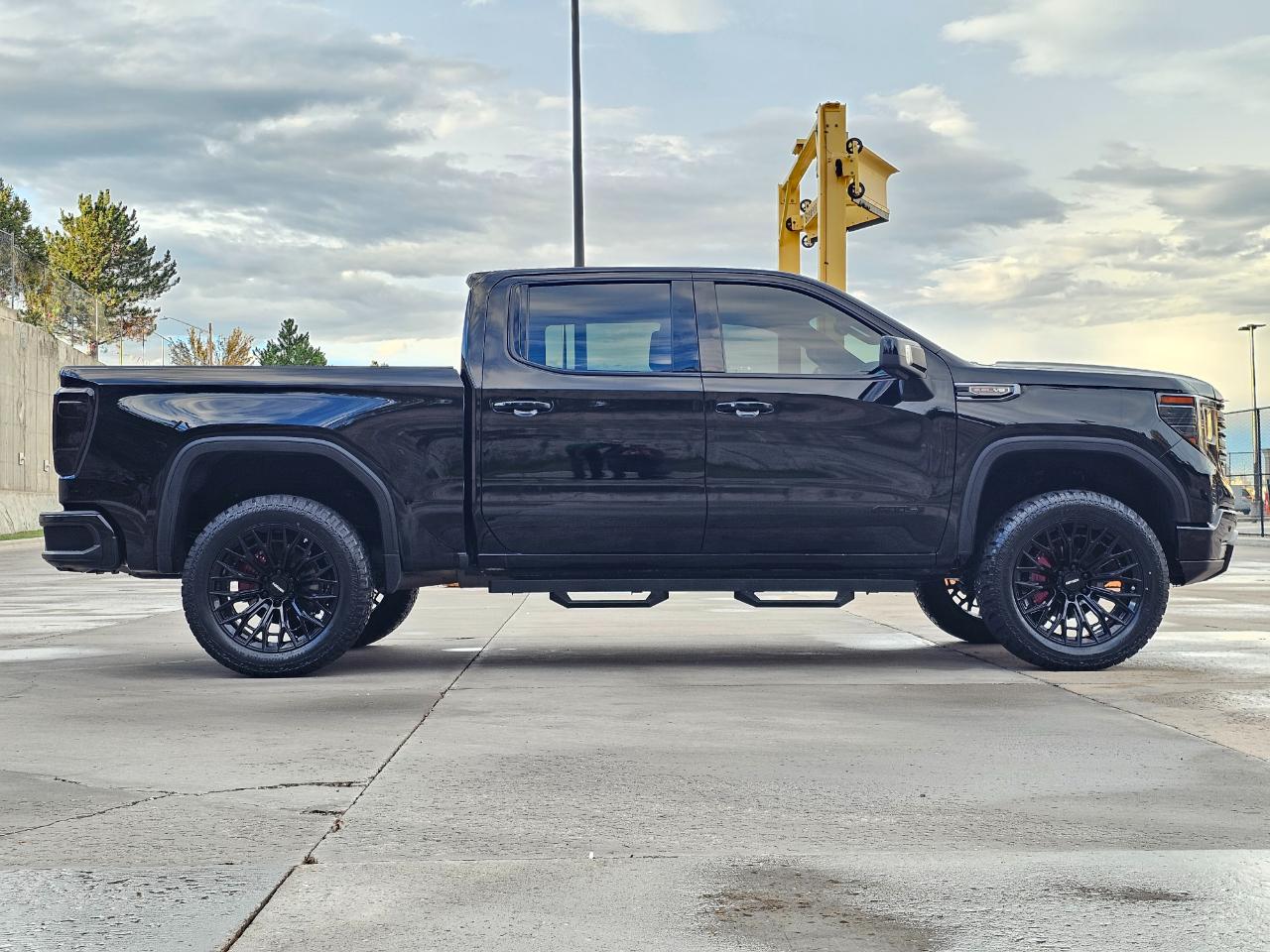 GMC Sierra 1500 4WD Crew Cab 147" AT4 2024